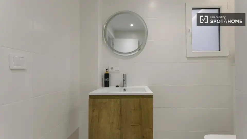 Bathroom of Flat for rent in Valencia  with Air Conditioner, Heating and Furnished
