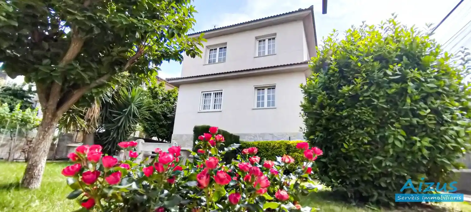 Vista exterior de Casa o xalet en venda en Cerdanyola del Vallès amb Aire condicionat, Calefacció i Jardí privat