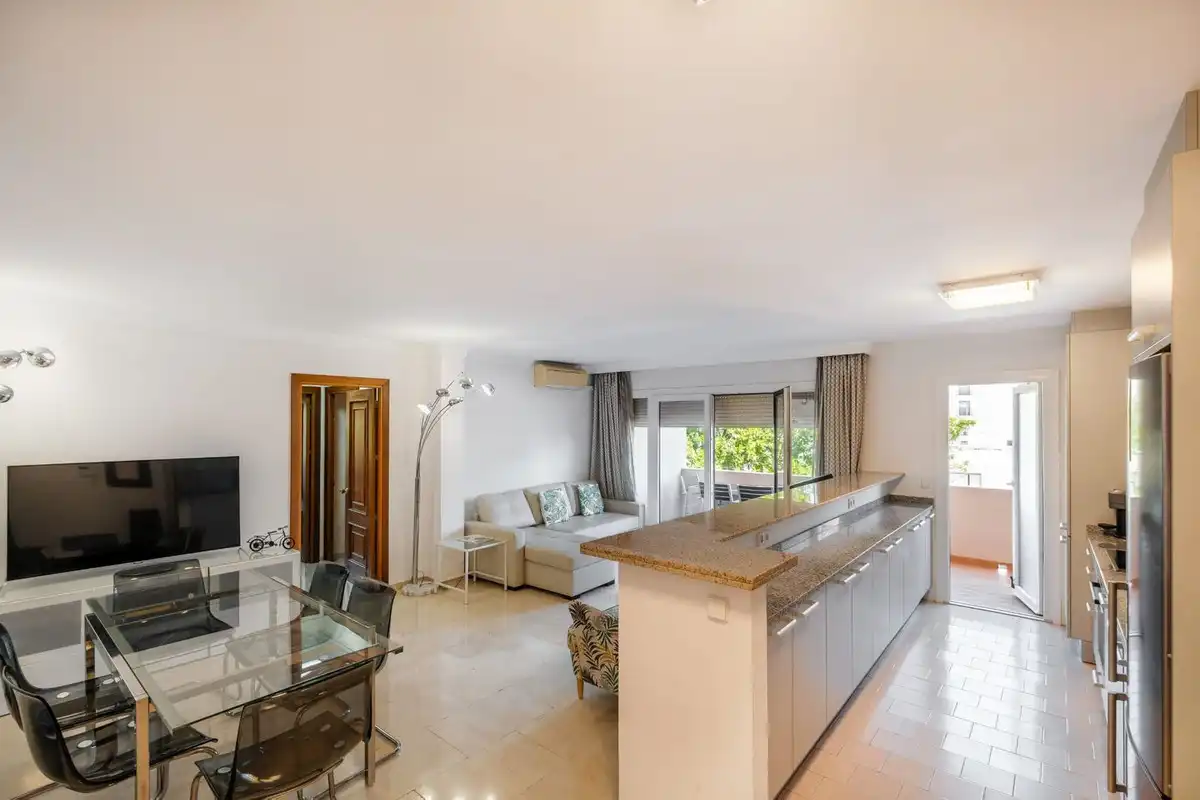 Sala d'estar de Apartament en venda en Marbella amb Aire condicionat, Calefacció i Jardí privat