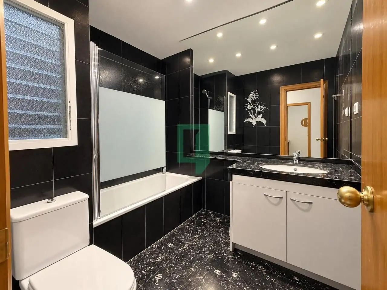 Bathroom of Flat for sale in Badalona  with Air Conditioner, Heating and Balcony