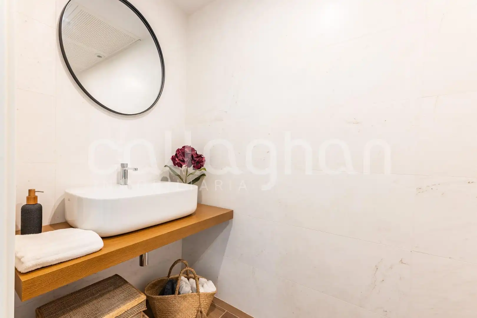 Baño de Piso en venta en Valencia con Aire acondicionado, Calefacción y Terraza