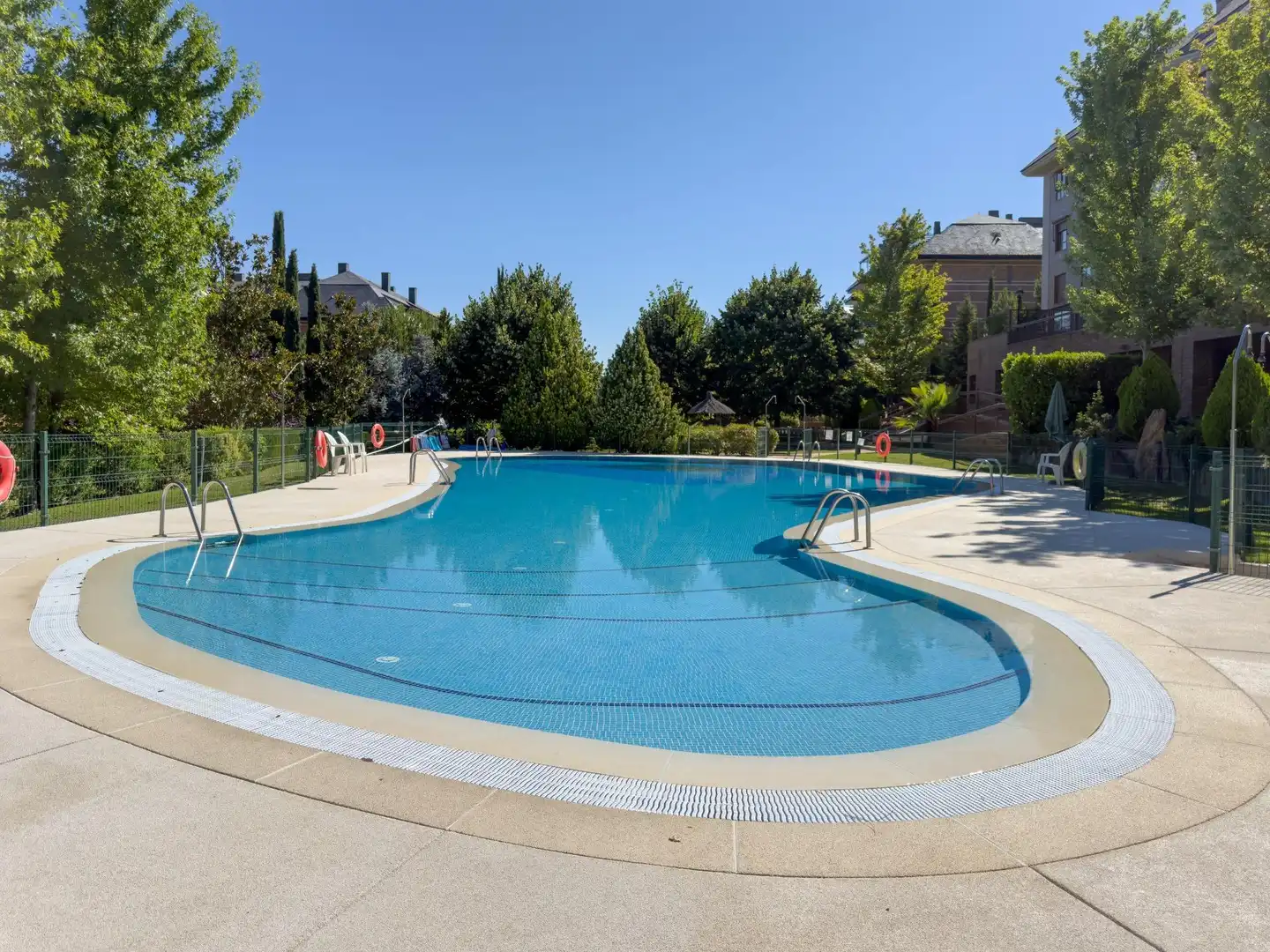 Piscina de Piso en venta en Majadahonda con Calefacción, Terraza y Trastero