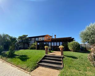 Vista exterior de Casa o xalet en venda en San Andrés del Rabanedo amb Terrassa i Piscina