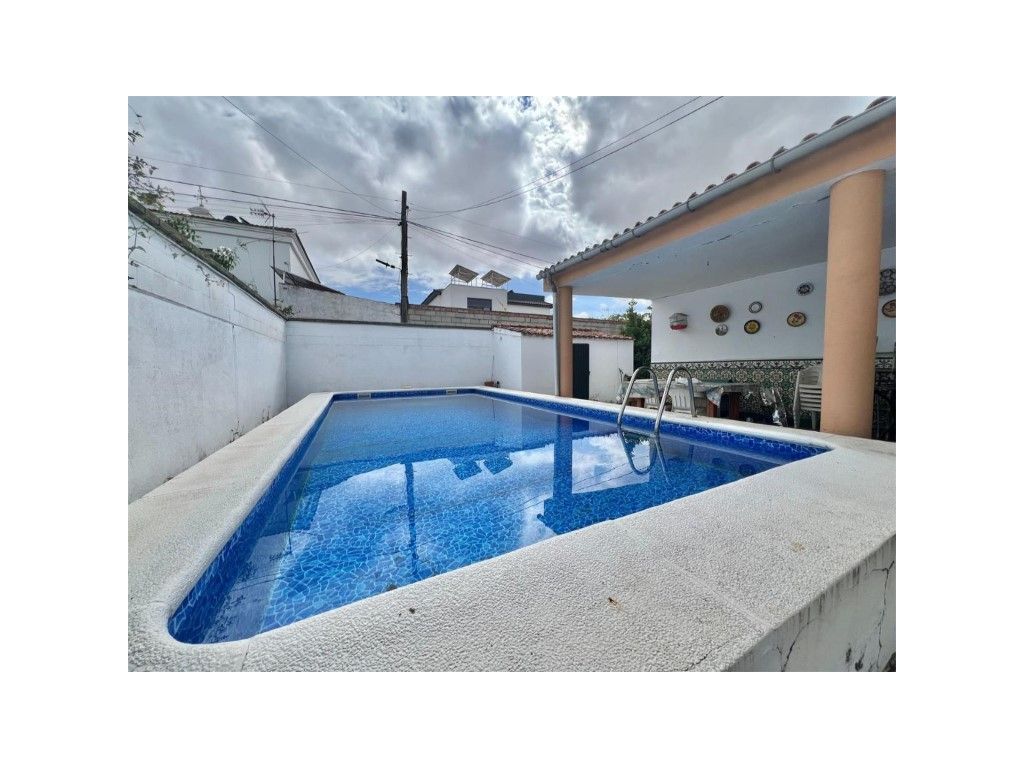 Swimming pool of House or chalet for sale in Dos Hermanas  with Air Conditioner, Private garden and Swimming Pool
