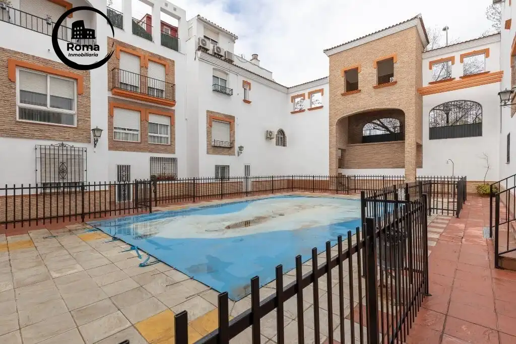 Vista exterior de Casa adosada en venda en Granada amb Terrassa i Piscina comunitària