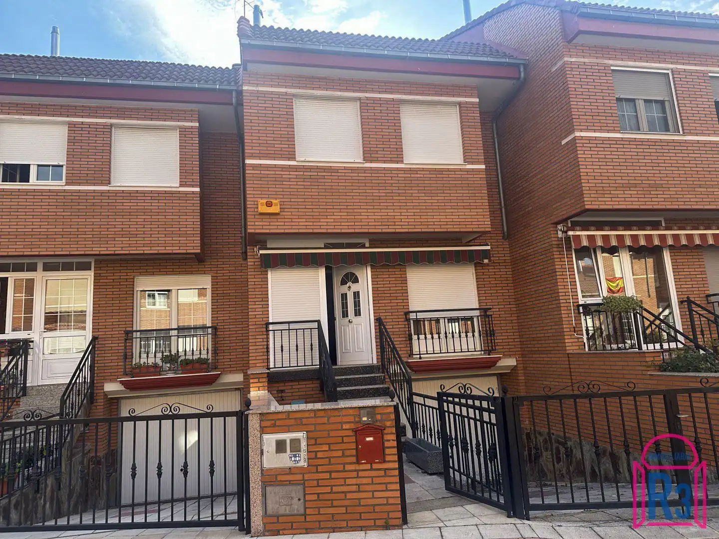 Vista exterior de Casa adosada en venda en San Andrés del Rabanedo amb Calefacció, Terrassa i Moblat