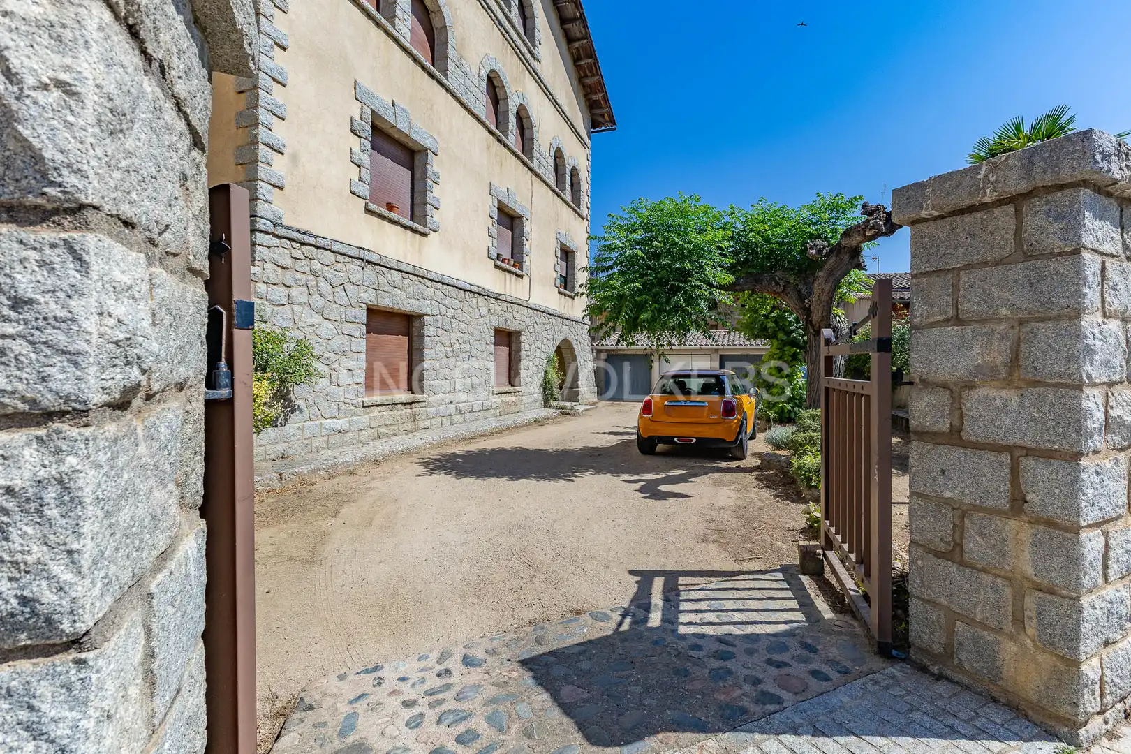Vista exterior de Pis en venda en Viladrau amb Calefacció i Jardí privat