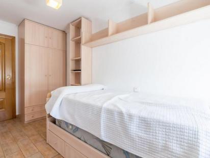 Bedroom of Apartment to share in  Valencia Capital  with Oven, Washing machine and Internet