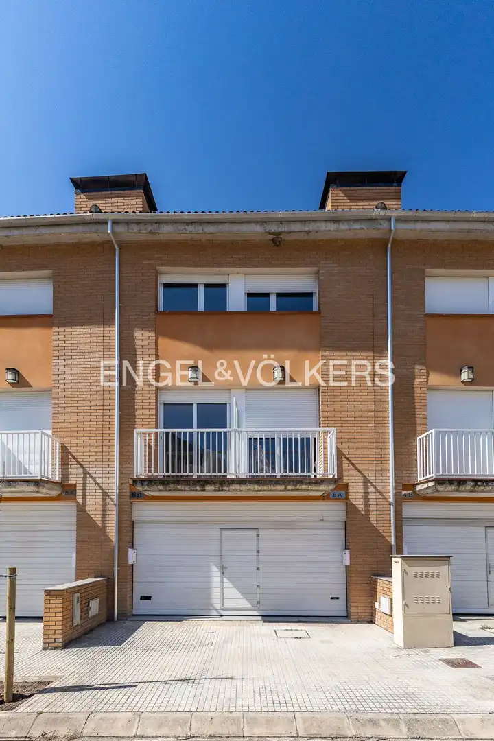 Vista exterior de Casa adosada en venda en Guardiola de Berguedà amb Calefacció, Jardí privat i Balcó