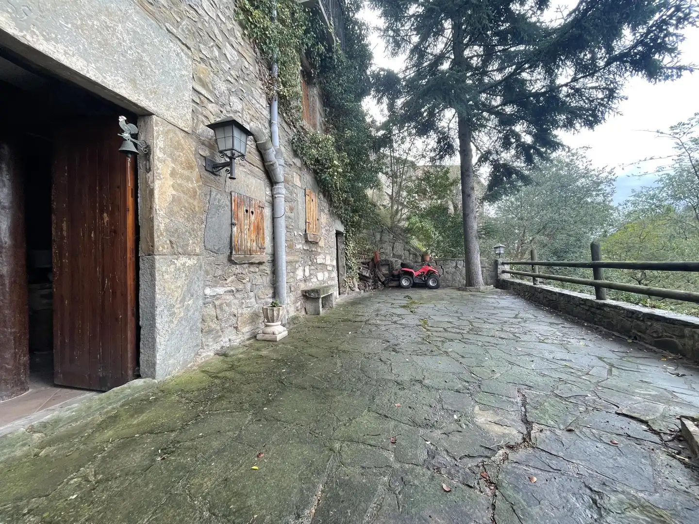 Außenansicht von Einfamilien-Reihenhaus zum Verkauf in Santa Maria d'Oló mit Heizung und Terrasse