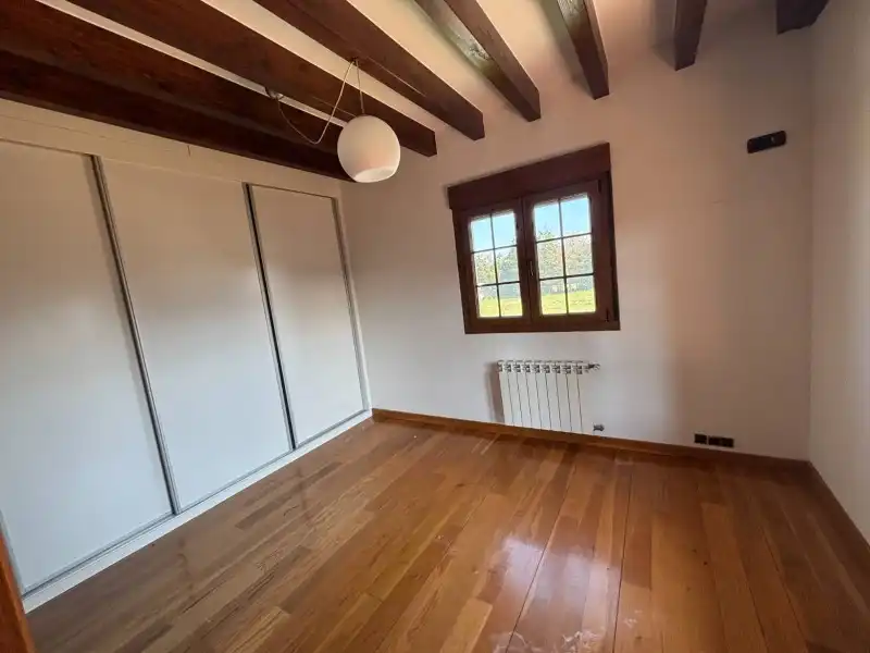 Habitación de Casa o chalet en venta en Santander con Calefacción, Trastero y Piscina