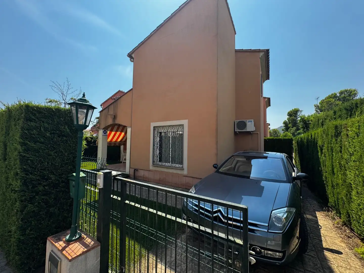 Casa pareada con piscina en venta en Carrer mont-roig de Sió 13