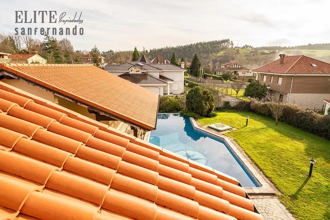Piscina de Casa o xalet en venda en Santillana del Mar amb Calefacció, Jardí privat i Piscina