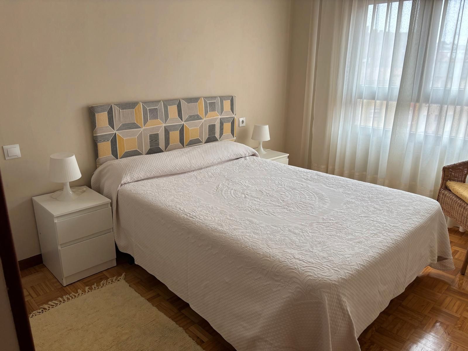 Dormitori de Pis de lloguer en Oviedo  amb Calefacció, Parquet i Moblat