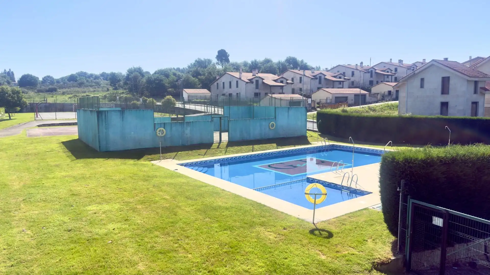 Piscina de Casa adosada en venta en A Merca   con Calefacción, Jardín privado y Terraza