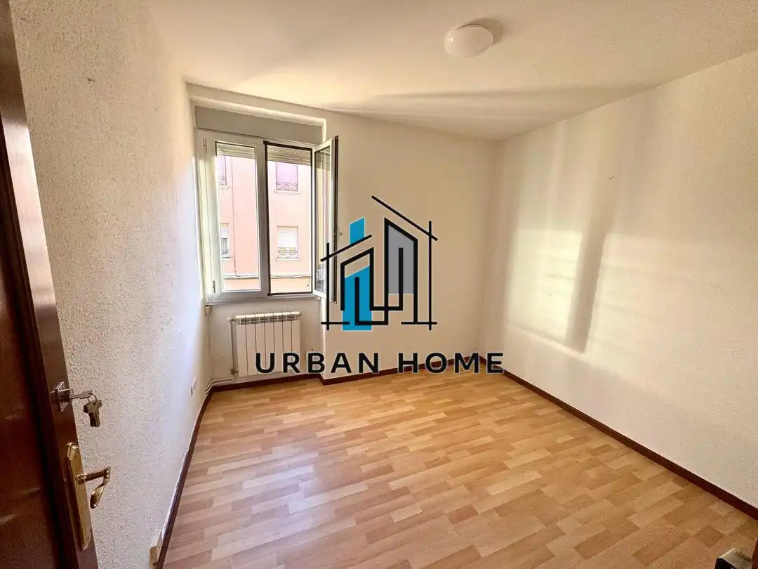 Habitación de Piso en venta en León Capital  con Calefacción y Trastero