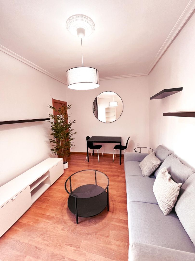 Sala d'estar de Apartament en venda en  Logroño amb Calefacció, Parquet i Moblat