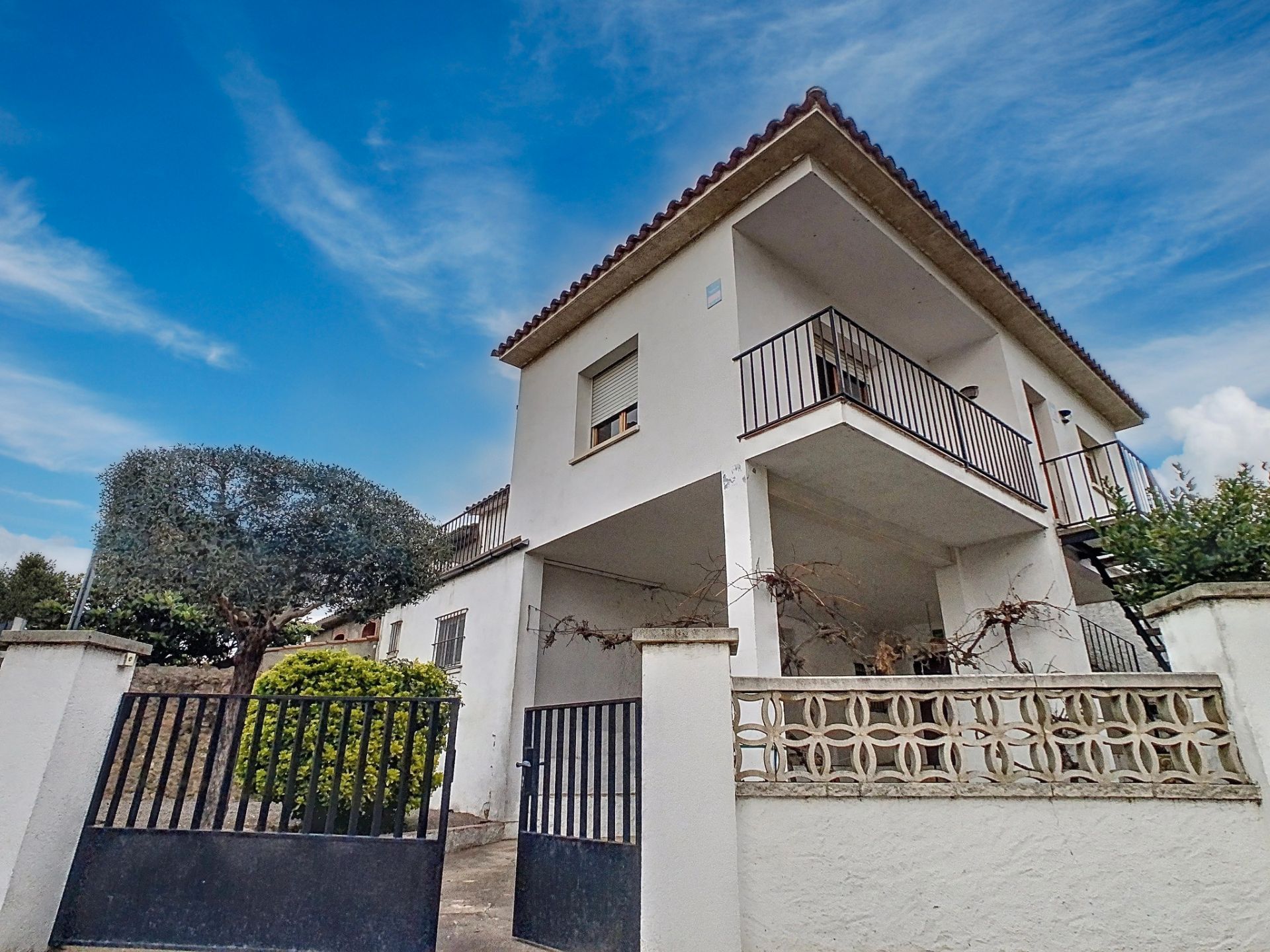Vista exterior de Casa adosada en venda en Palau-solità i Plegamans amb Aire condicionat i Jardí privat