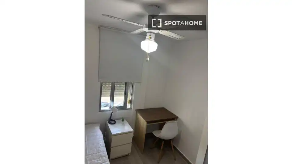 Habitación de Piso para compartir en  Sevilla Capital con Aire acondicionado, Terraza y Amueblado