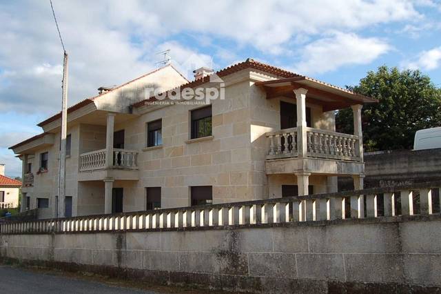 Casa adosada en Venta en Ponteareas