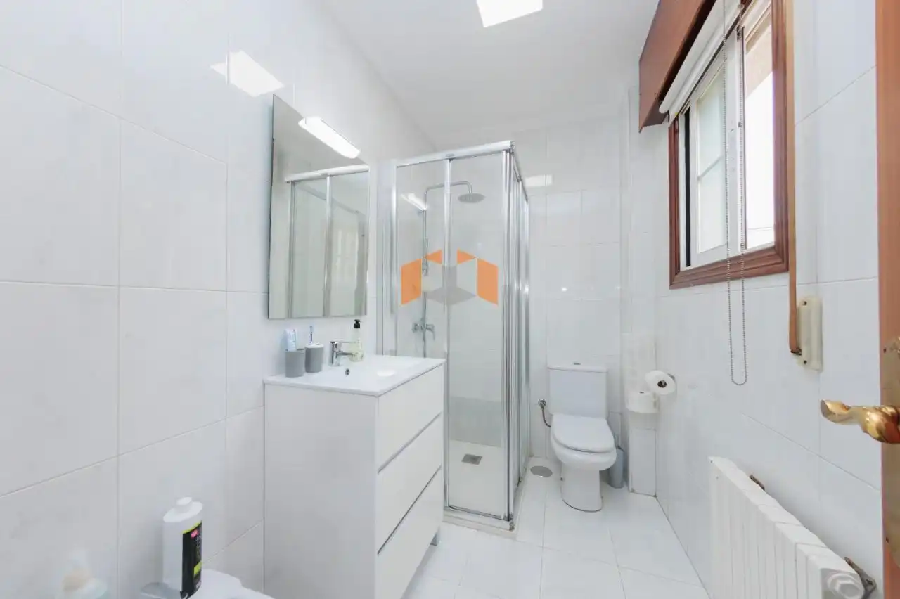 Bathroom of Houses for sale in Vigo   with Heating, Private garden and Parquet flooring