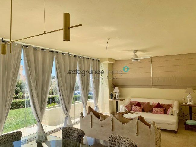 Sala d'estar de Apartament de lloguer en Sotogrande amb Aire condicionat, Calefacció i Terrassa