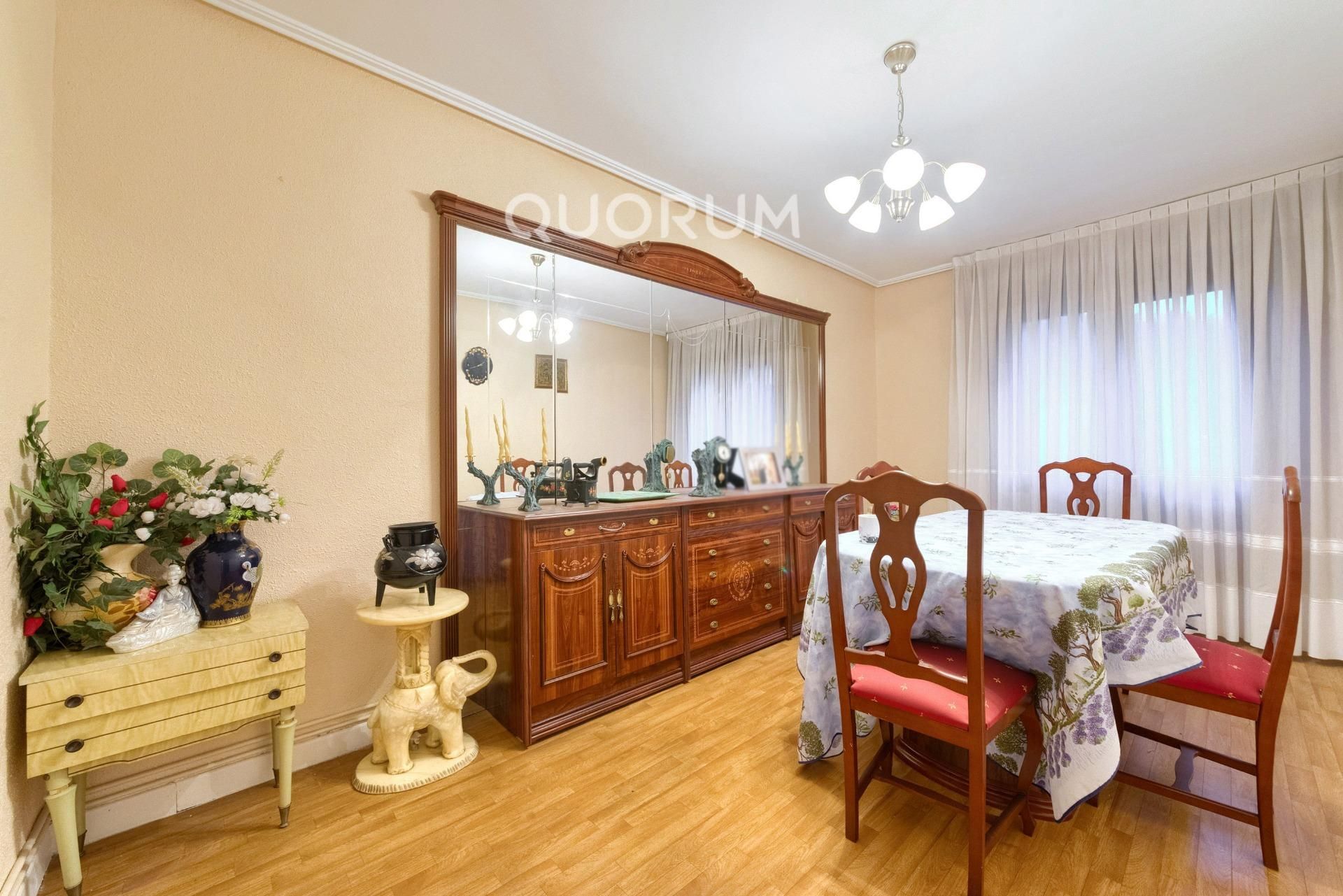 Menjador de Pis en venda en Basauri  amb Calefacció, Traster i Balcó