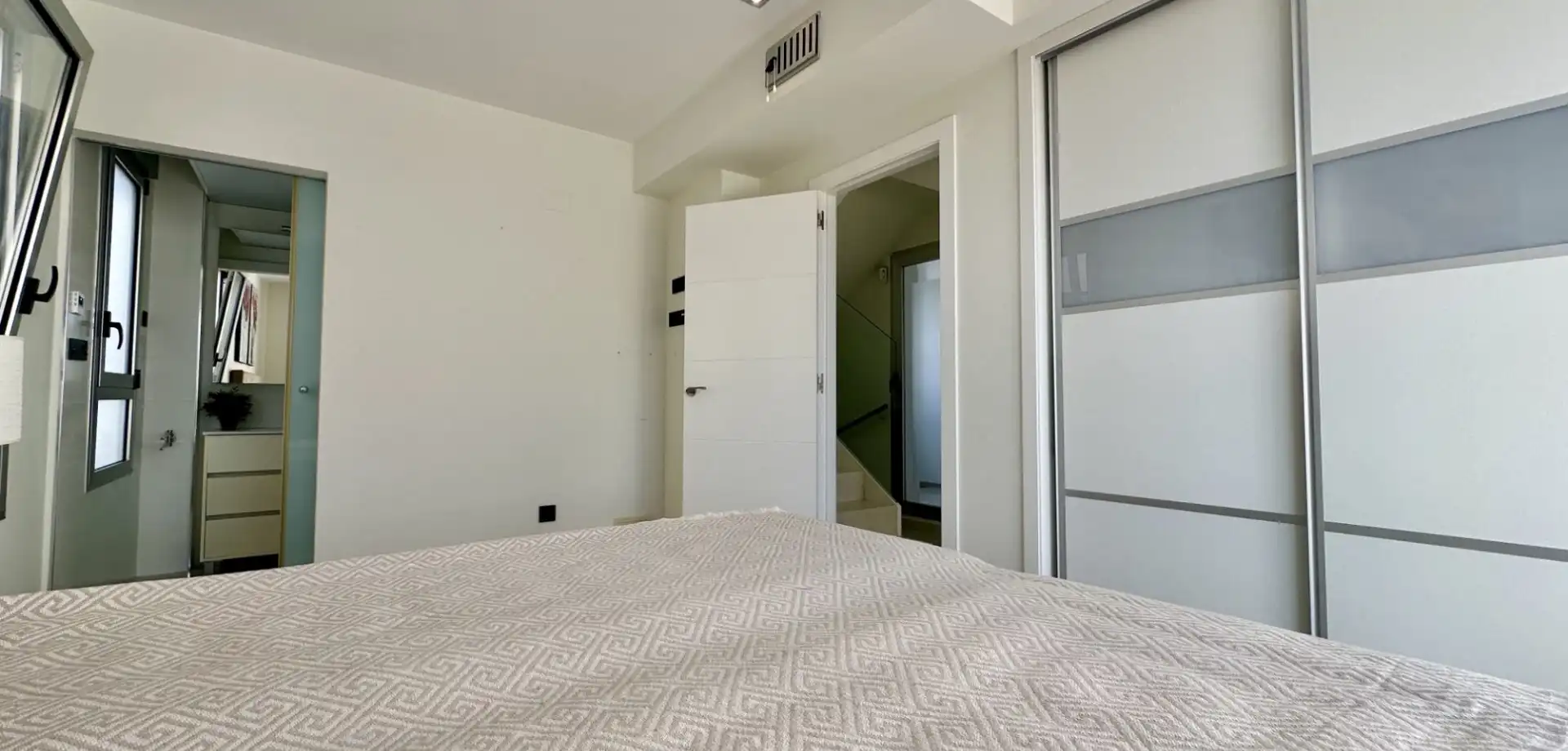 Dormitori de Casa o xalet en venda en Orihuela amb Aire condicionat, Jardí privat i Terrassa
