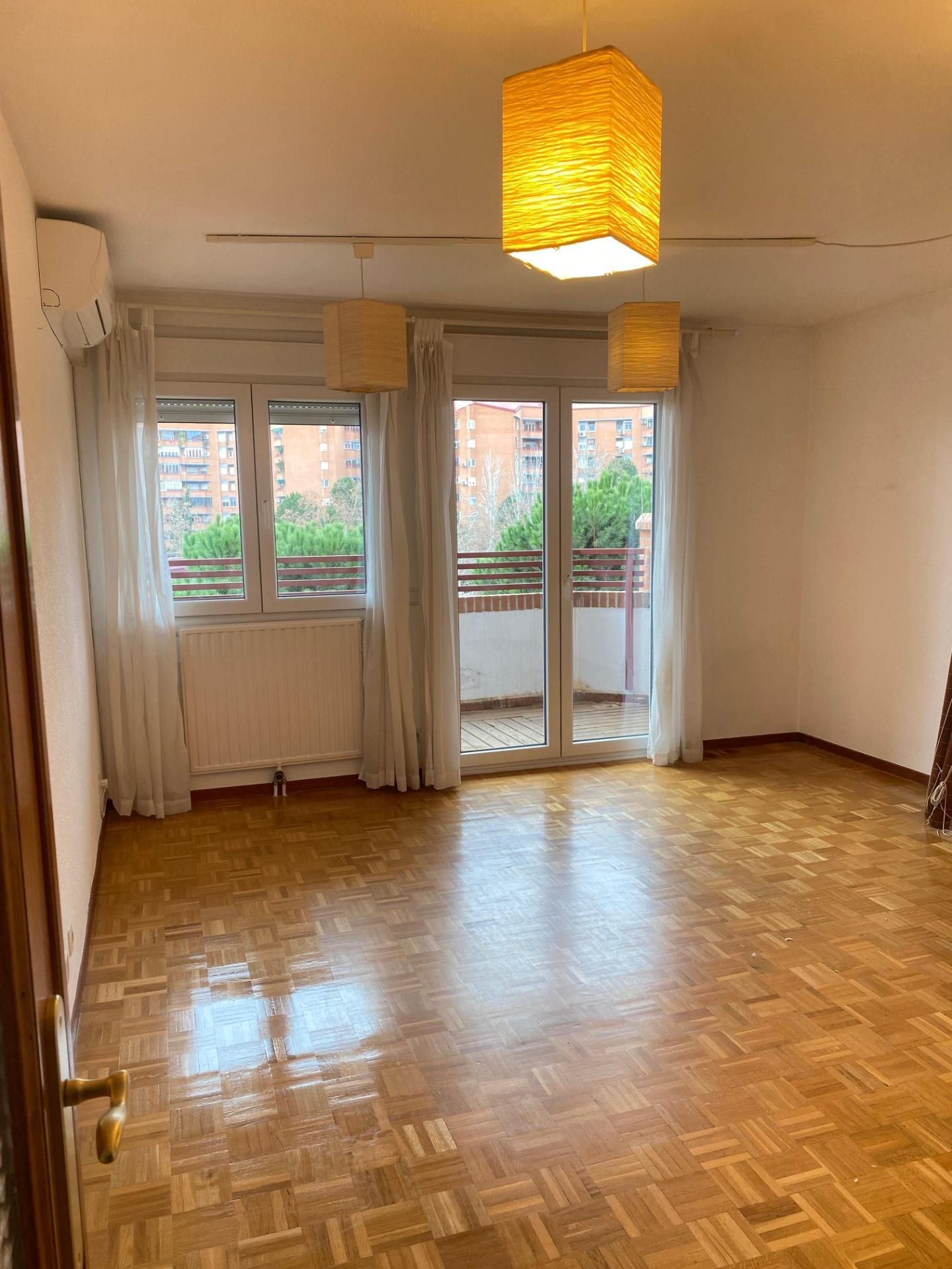 Living room of Flat for sale in Tres Cantos  with Air Conditioner, Heating and Private garden