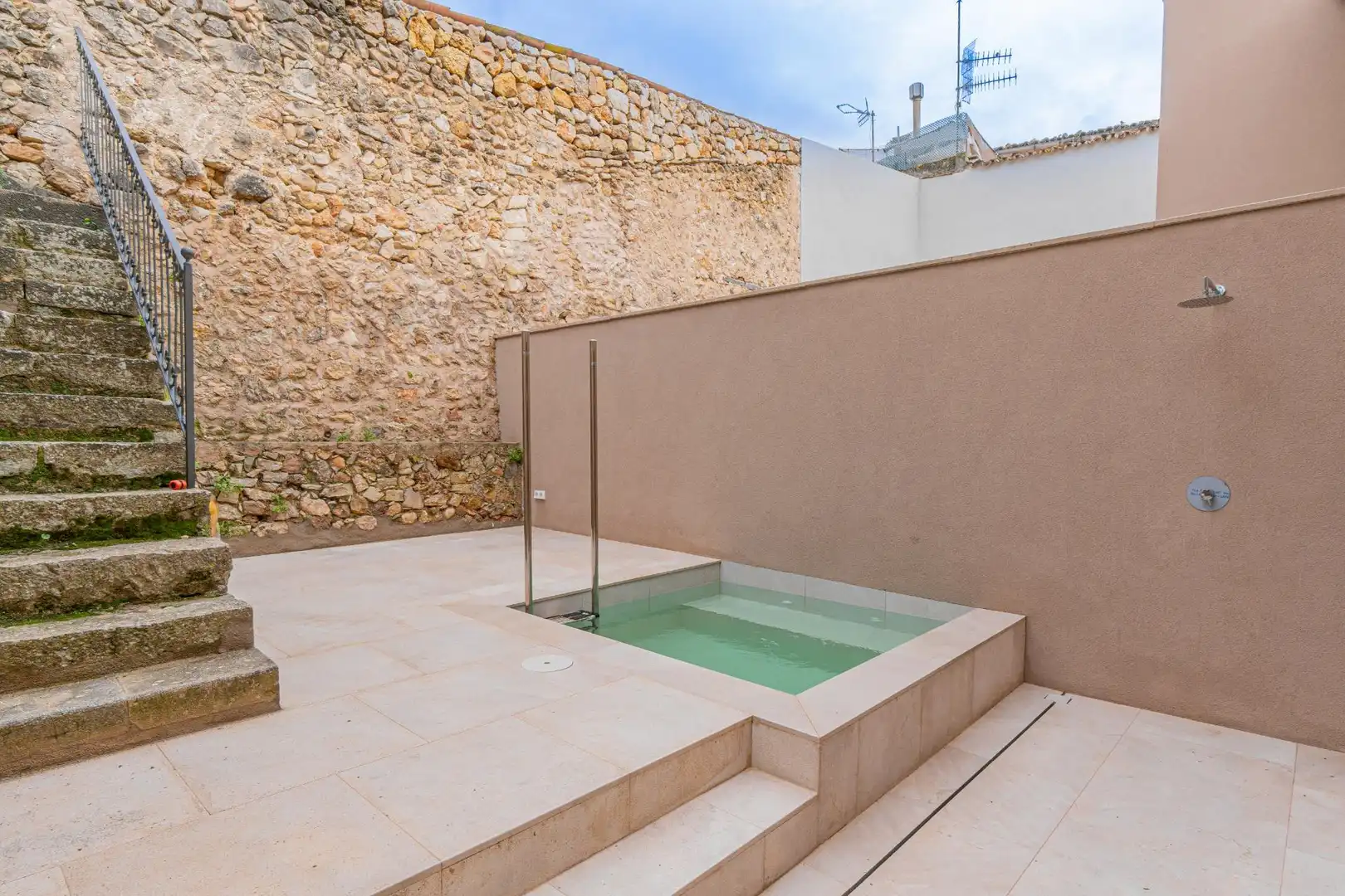 Schwimmbecken von Einfamilien-Reihenhaus zum Verkauf in Mancor de la Vall mit Klimaanlage, Heizung und Terrasse