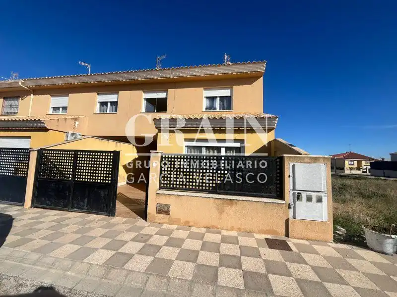 Vista exterior de Casa adosada en venda en Albacete amb Calefacció