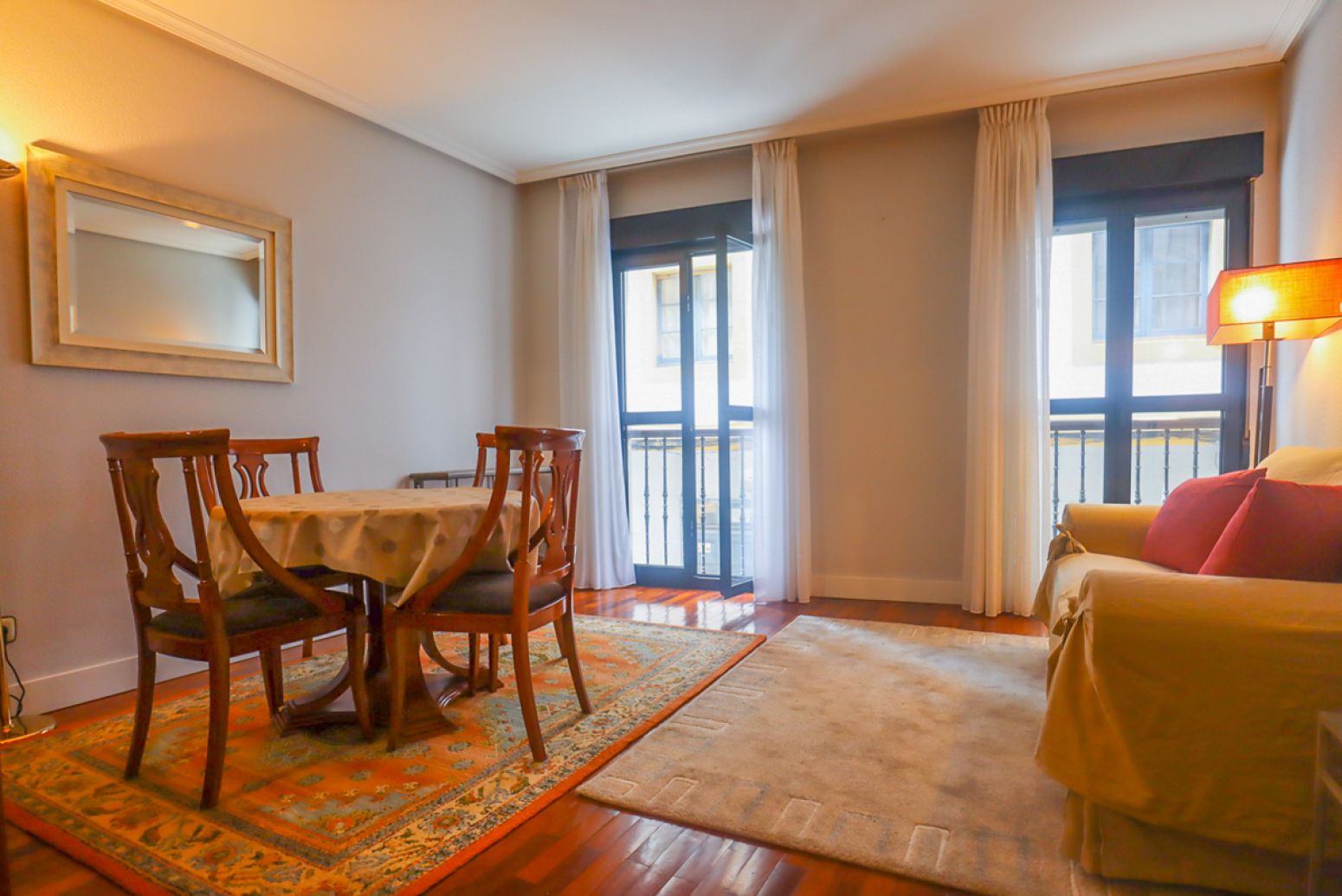 Comedor de Piso de alquiler en Oviedo  con Calefacción, Parquet y Amueblado