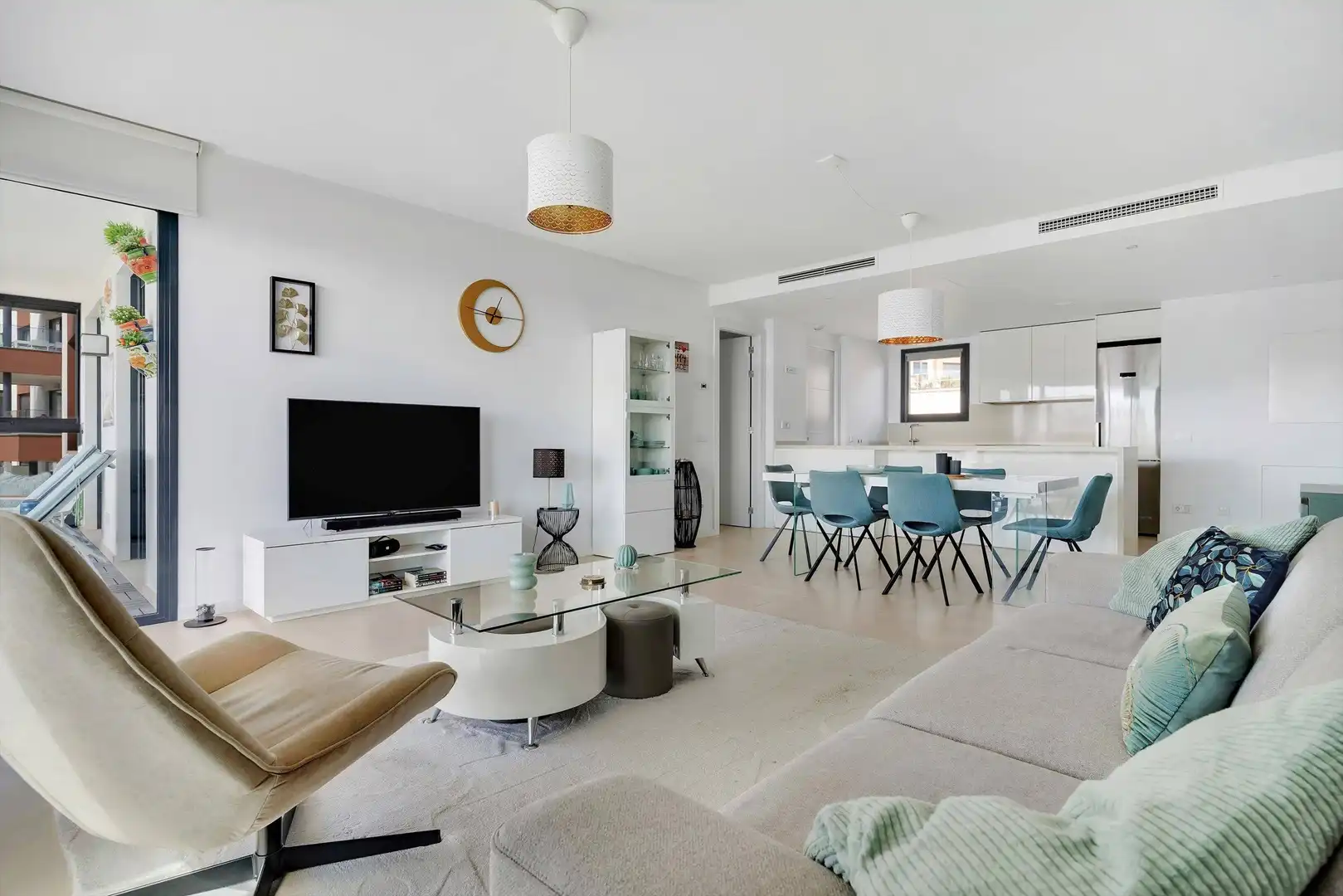 Sala d'estar de Apartament en venda en Fuengirola amb Aire condicionat, Jardí privat i Terrassa