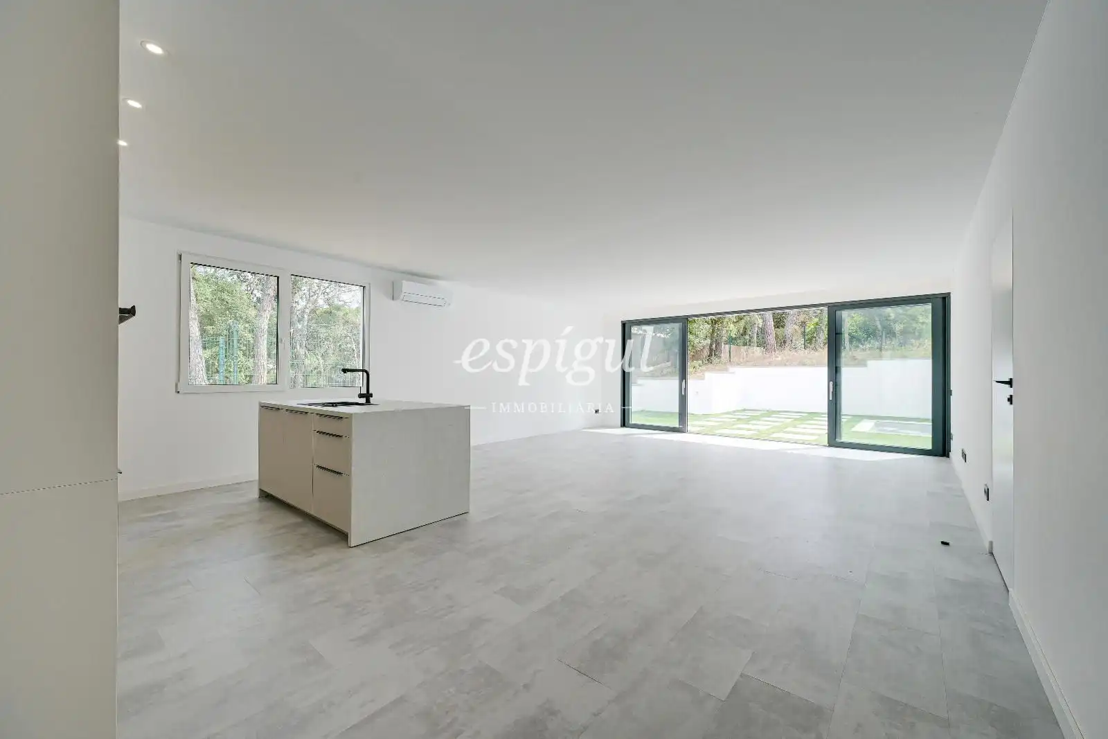 Sala d'estar de Casa o xalet en venda en Llagostera amb Aire condicionat, Calefacció i Jardí privat