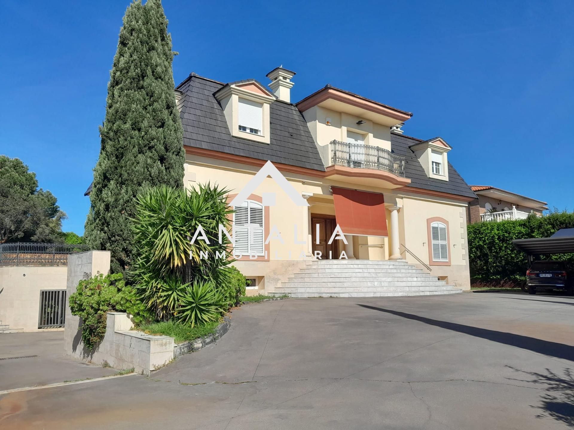 Vista exterior de Casa o xalet en venda en Cáceres Capital amb Aire condicionat, Calefacció i Terrassa