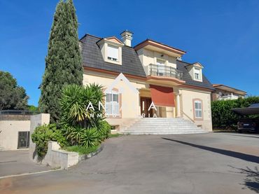 Villa con balcone in vendita a Ruta de la Plata