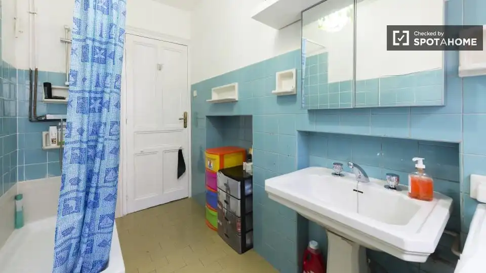 Bathroom of Flat for rent in Madrid  with Air Conditioner, Heating and Furnished