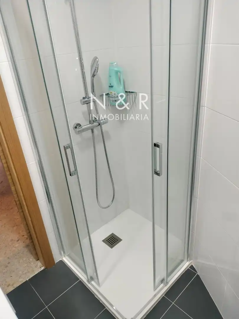 Bathroom of Flat for rent in Santiago de Compostela   with Heating and Furnished