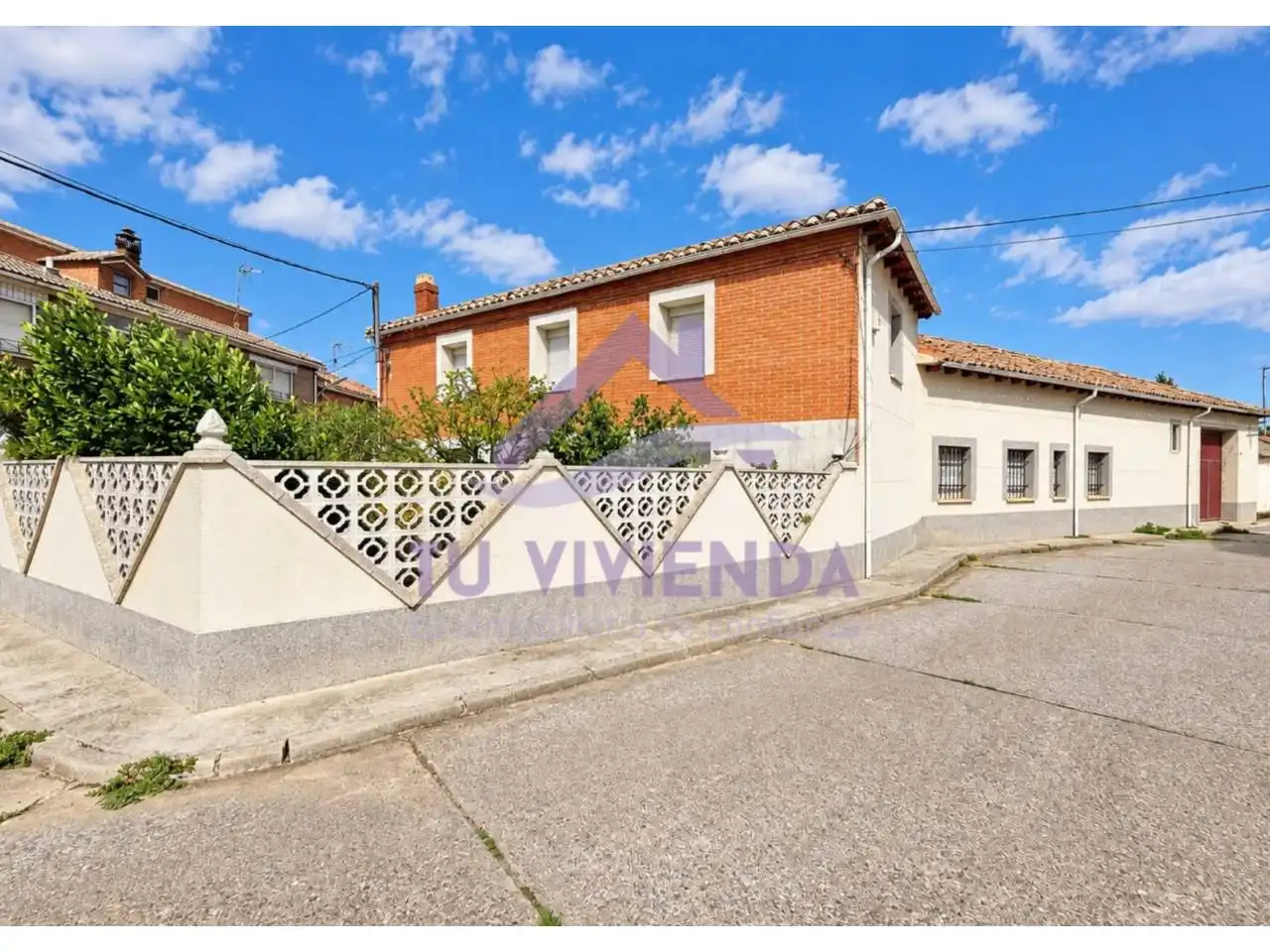 Exterior view of Houses for sale in Villaluenga de la Vega, Palencia