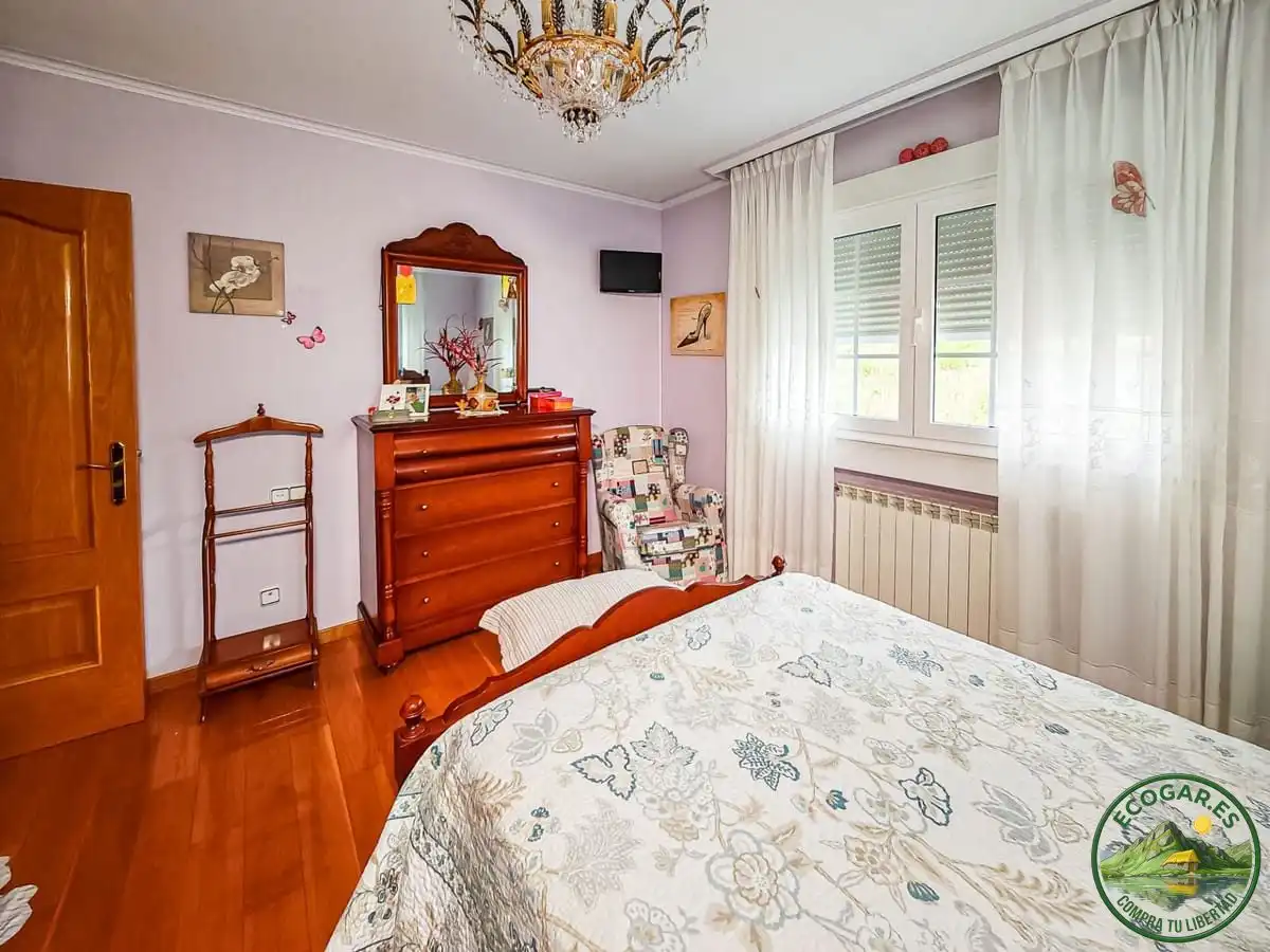 Dormitori de Casa o xalet en venda en Cacabelos amb Calefacció, Jardí privat i Terrassa