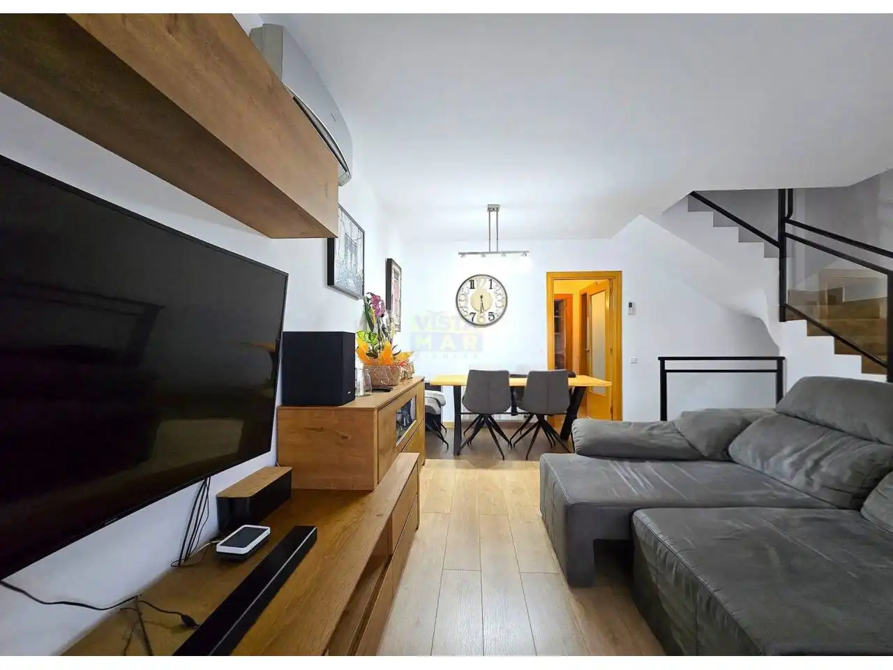 Sala de estar de Casa adosada en venta en Vilanova i la Geltrú con Aire acondicionado, Calefacción y Jardín privado