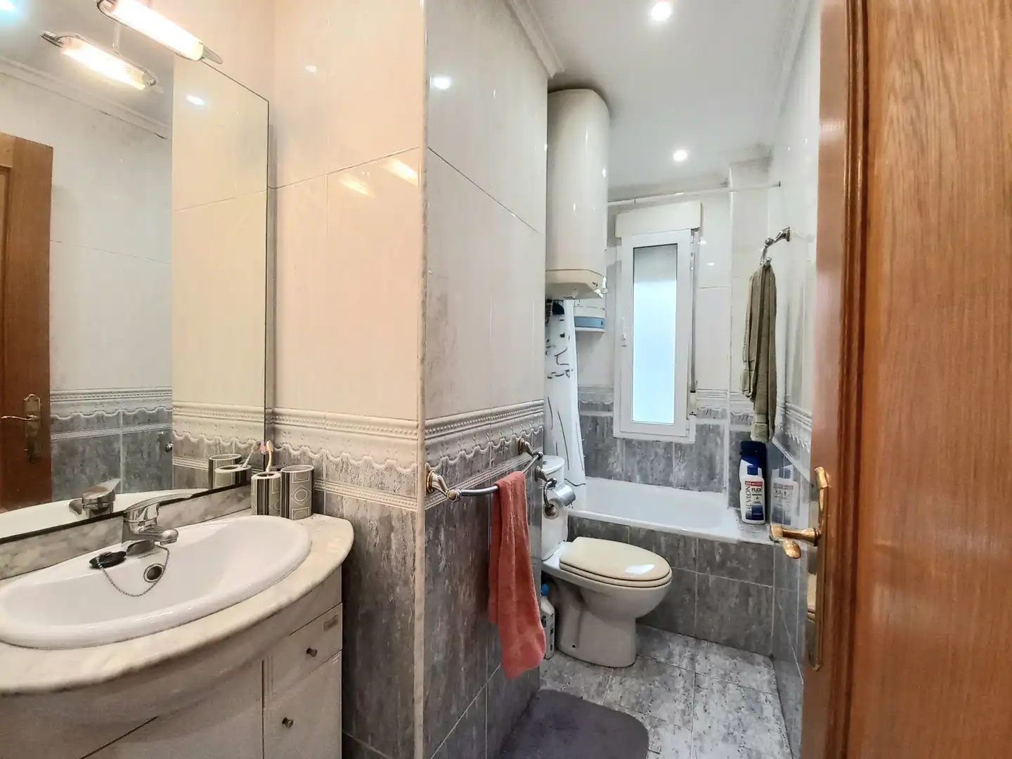 Badezimmer von Wohnung zum Verkauf in Burgos mit Heizung