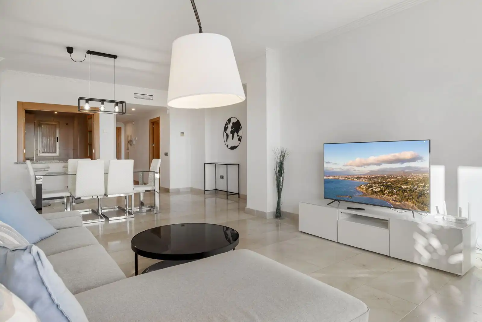 Living room of Apartments for sale in Benahavís  with Air Conditioner, Terrace and Storage room