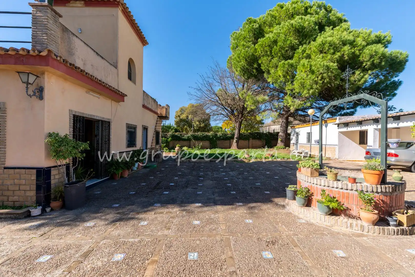Vista exterior de Casa o xalet en venda en Espartinas amb Aire condicionat, Jardí privat i Terrassa