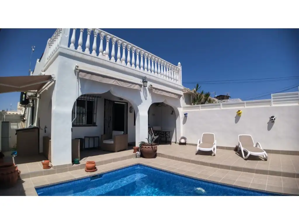 Vista exterior de Casa adosada en venda en Orihuela amb Aire condicionat, Jardí privat i Piscina