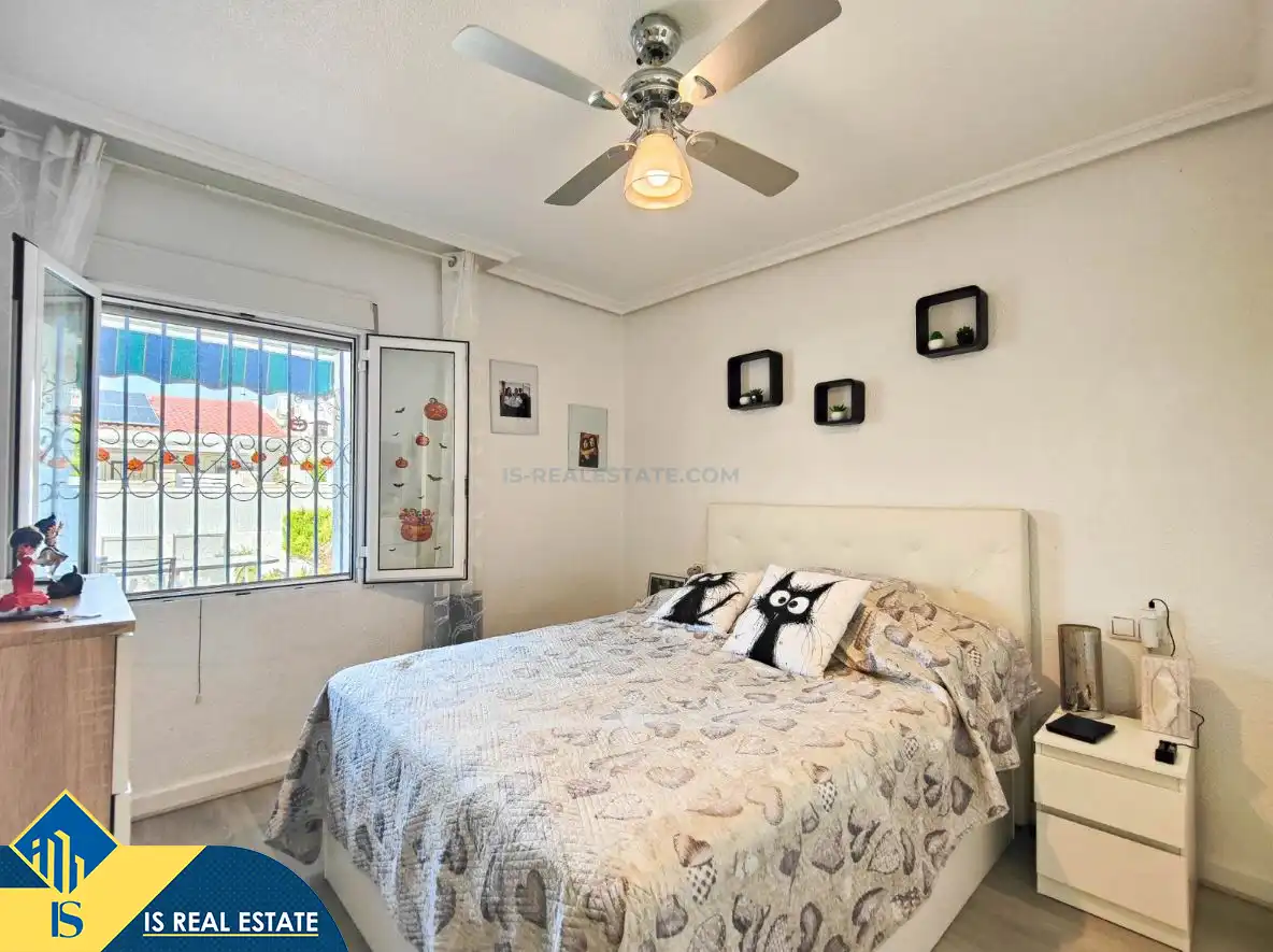 Habitación de Casa adosada en venta en Torrevieja con Aire acondicionado, Calefacción y Jardín privado