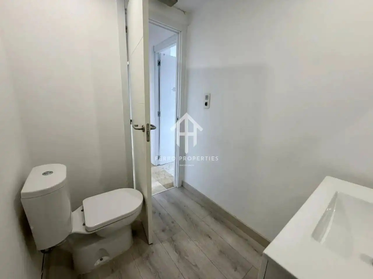 Badezimmer von Wohnungen zum Verkauf in Pinos Puente mit Klimaanlage und Terrasse