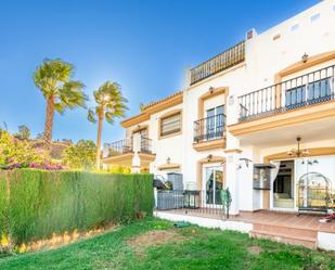 Vista exterior de Casa adosada en venda en Alhaurín El Grande amb Aire condicionat, Jardí privat i Terrassa