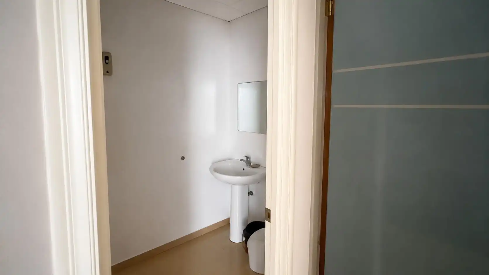 Badezimmer von Büro zum Verkauf in Sevilla mit Klimaanlage