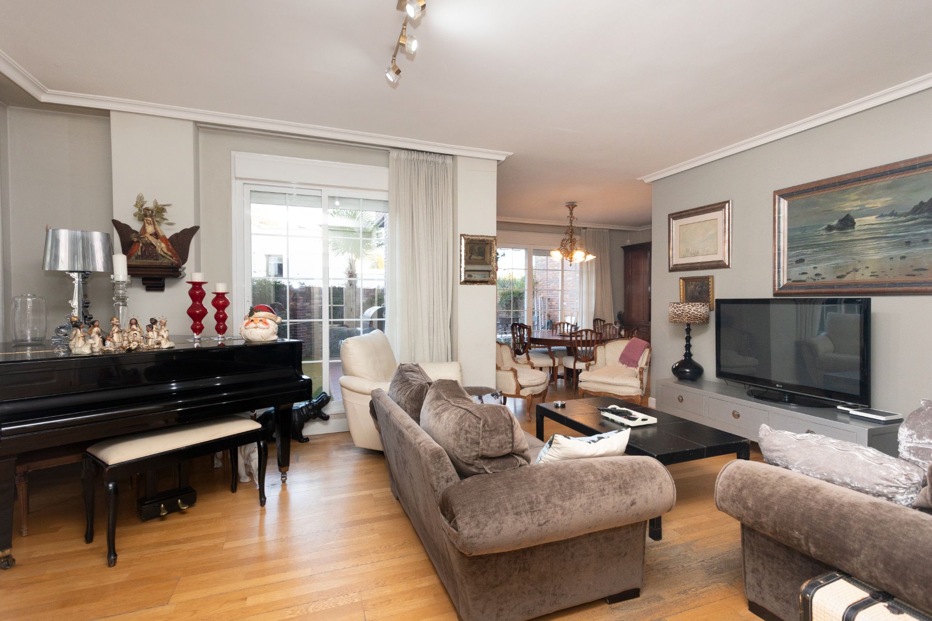 Sala de estar de Casa adosada en venta en Majadahonda con Aire acondicionado, Calefacción y Jardín privado